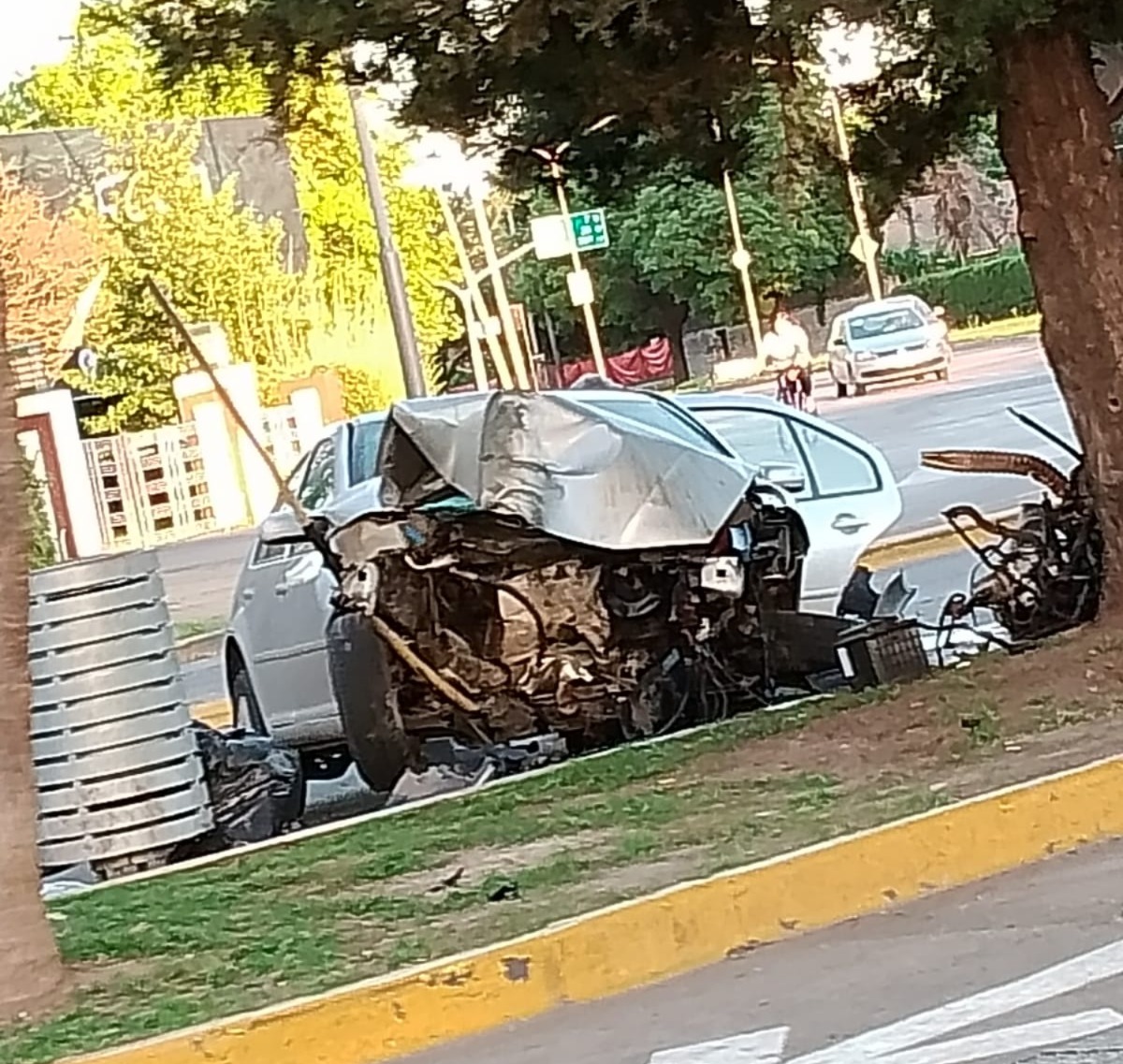 Impactante choque a 5 minutos de Funes: iba ebrio, a 140km/h y destrozó una columna